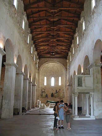 View of the nave with the ambo on the right. Serramonacesca chiesa benedettina 06.jpg