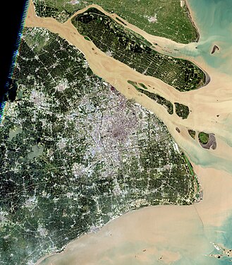 Сателитски снимак у природним бојама приказује урбану област Шангаја из 2005, заједно са његовим главним острвима (са северозапада до југоистока) Џуонгминг, Чангсин, Хенгша, и Ђудуанша окружују Пудонг.
