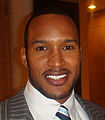 Henry Simmons interpreta Grant