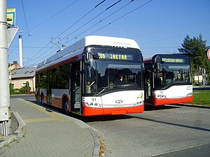 Trolejbuss Solaris Trollino 12 ar un bez jumta konteinera.