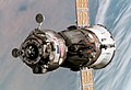 Космічний корабель Союз, зі членами екіпажу МКС на борту.