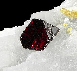 Red spinel on calcite