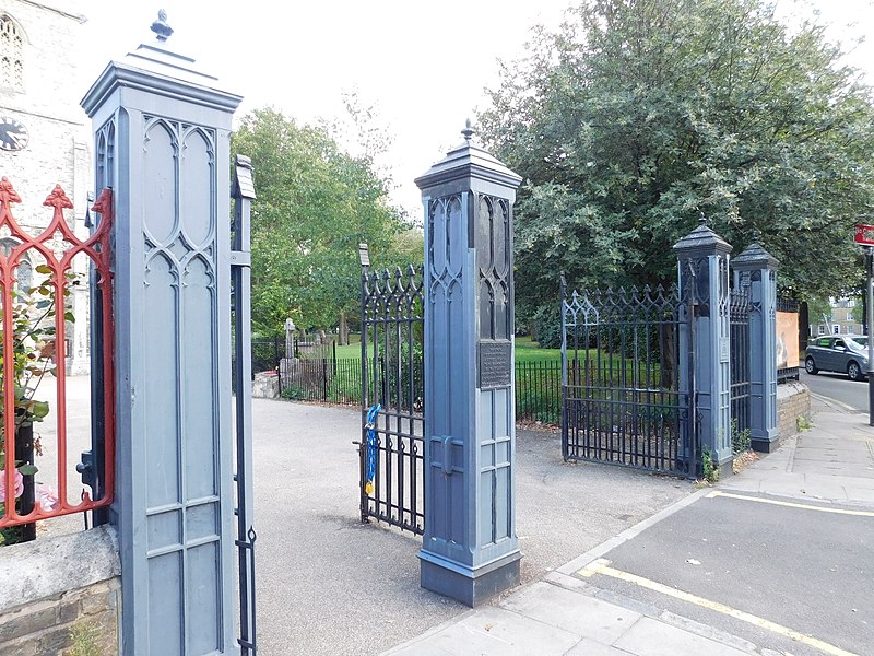 File:St Dunstan's Churchyard railings, gate piers and gates 03.jpg