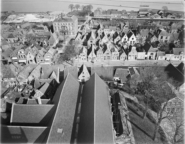 File:Stadsoverzicht van af Zuiderkerktoren naar het oosten - Enkhuizen - 20070027 - RCE.jpg