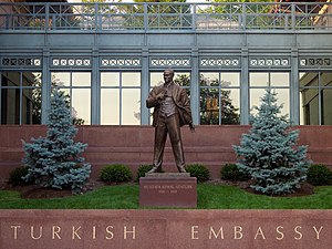 Статуя Мустафы Кемаля Ататюрка, посольство Турции, Вашингтон, округ Колумбия. Jpg