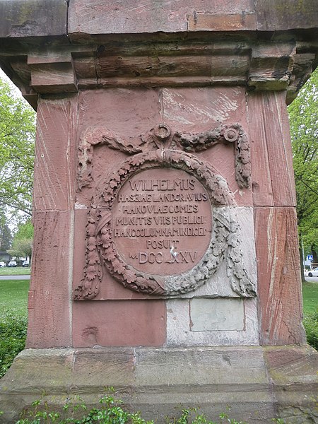 File:Straßenbaudenkmal in Hanau, Ehrensäule (5) HANAU Kartusche.jpg