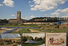 Eingezäunte Baufläche des geplanten Hauptbahnhofs im Mittleren Schlossgarten (Juni 2013)