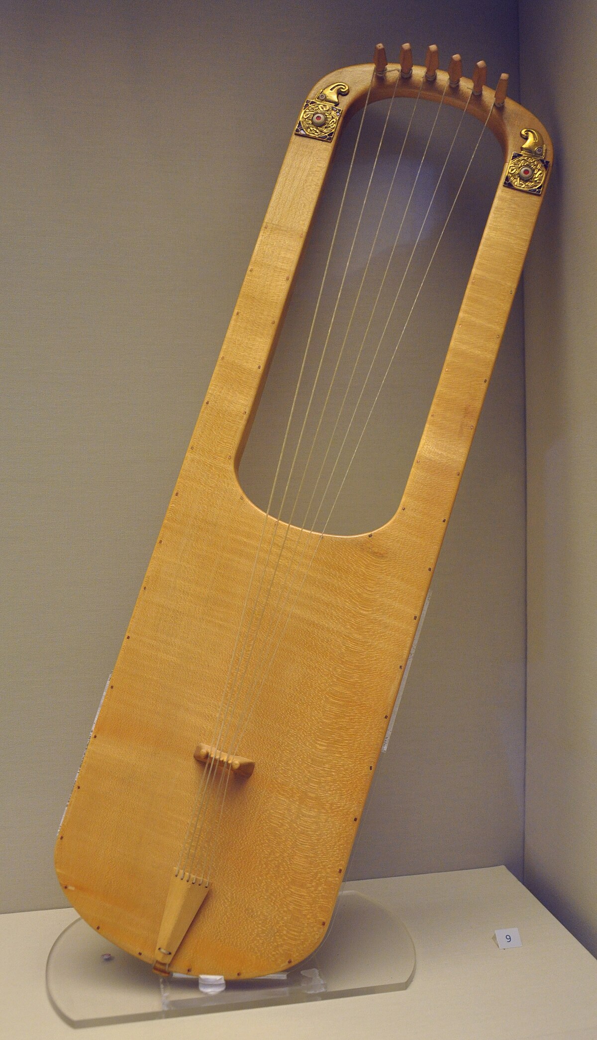 Anglo-Saxon lyre - Wikipedia