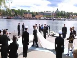 Fil: 
 SwedishRoyalWeddingBrideAndGroomLeavesOnABoat full.ogv