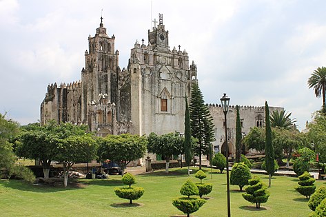 O convento de San Mateo Apóstol y Evangelista (1535-1567) em Atlatlahucan, México, é uma igreja plateresca tardia gótica que é um Patrimônio Mundial da UNESCO