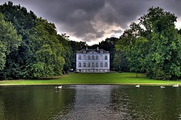 Le Château Malou dans le parc Malou, Bruxelles (3975302214) .jpg