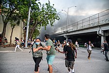 Demonstranten in Miami reageren op het afvuren van chemische irriterende stoffen door de politie op 30 mei