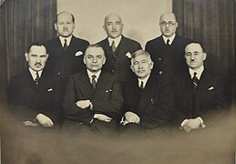 En exil à Varsovie, vers 1936, avec Tausultan Shakman, Mustafa bey Vekilov, Mustafa Chokay, Magomed Girei Sunsh, Cafer Seydahmet Kırımer, Ayaz Ishaki et Mohammed Émin Résulzadé.