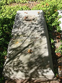 Thomas Edison National Historical Park - Edison's grave 2.jpg