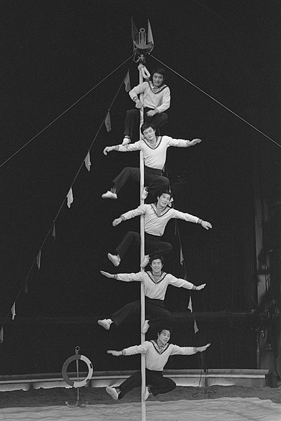 File:Toon Hermans (r) reikte tijdens voorstelling Circus Knie in Carre in Amsterdam O, Bestanddeelnr 933-8492.jpg