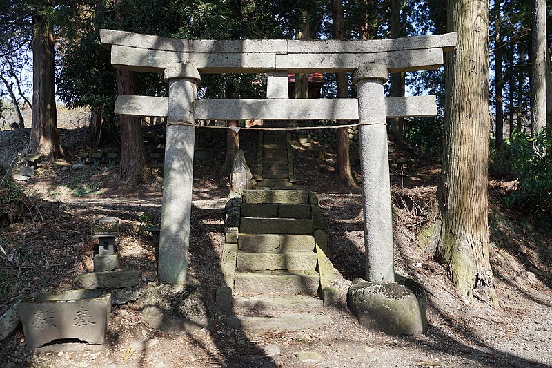 File:Torii of Hiraide-jinja (Numata).jpg