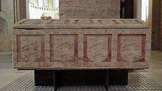 Sepulcro decorado con escudos y leones del siglo XIV, procedente de la iglesia del Santo Sepulcro (Toro).