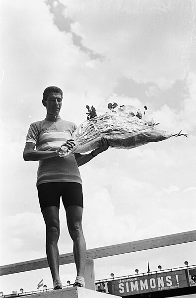 File:Tour de l'Avenir 1964 podium, Felice Gimondi.jpg