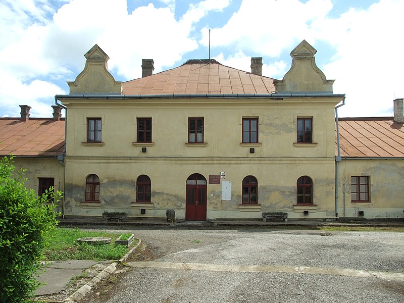 File:Trebisov Andrassyovsky kastiel (servants building)-03.jpg