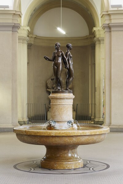 File:Trinkwasserbrunnen mit drei Grazien Ki 00019 07.tif