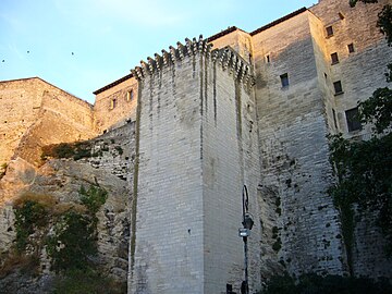 Tour du puits, à droite, tour des latrines, tour de la livrée puis l'aile nord. Derrière la tour du puits et à gauche, bâtiment des cuisines.