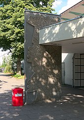 Horst Janssen: Stock des Farbholzschnitts „Der Kaiser“ als Beton-Stele, U-Bahn-Eingang Farmsen, Hamburg 1960