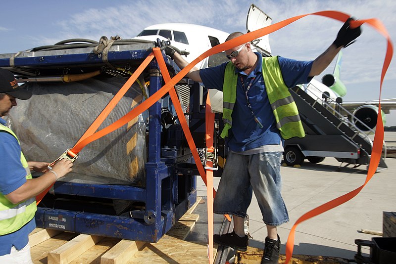 File:US Navy 090608-N-3404S-046 Mike King of DNL Cargo ties down a deep-sea cable June 8, 2009, at the Dulles International Airport cargo terminal for transportation to Brazil.jpg