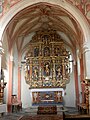 Prezbiterij z baročnim velikim oltarjem