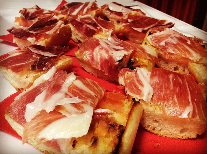 File:Un poquito de pan y jamón con tomate (26380896656).jpg