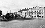 Post-, telegraf- och bankhuset vid Esplanaden, Huskvarna, i mitten av bilden
