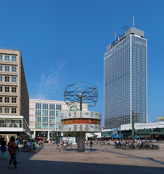 File:Urania-Weltzeituhr auf dem Alexanderplatz in Berlin 2015 Weitwinkel.jpg