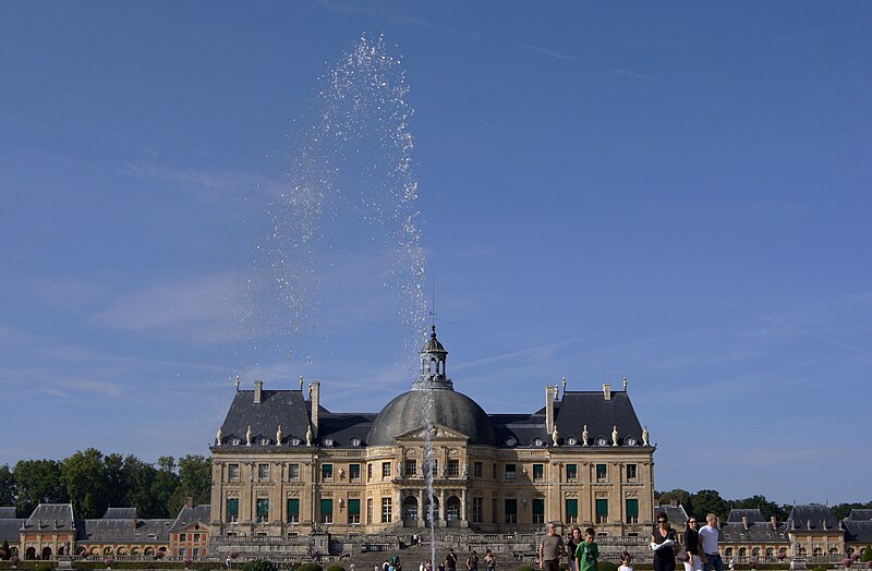 File:Vaux-le-Vicomte jet eau.jpg