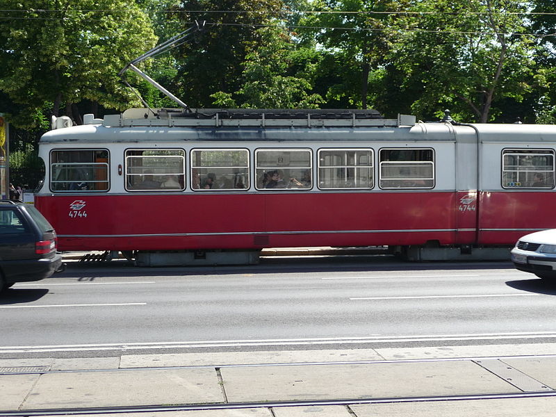 File:Viennese Tram (3556632080).jpg