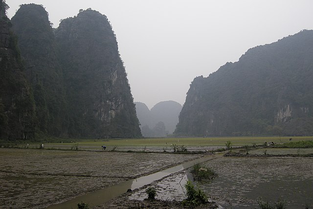 640px-Vietnam,_Ninh_Binh,_Limestone_mountains.jpg (640×427)