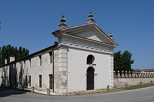 Villa Badoer Fratta Polesine barchesse by Marcok 2009-08-16 n01.jpg