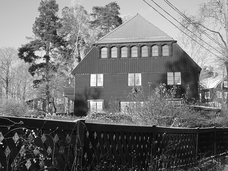 File:Villa Ragnar Thiel, Saltsjö-Duvnäs, dec 2021 (sv).jpg