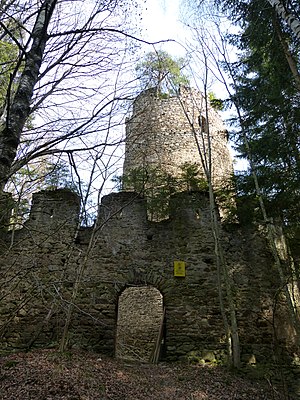 Grünburg ruins: Vorwerk with round tower