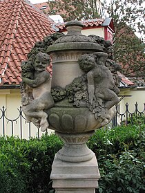 Vrtbovská zahrada, váza s naháčky (001).JPG