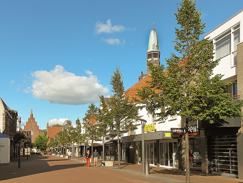 File:Waalwijk, straatzicht Stationsstraat foto1 2012-10-07 14.38.jpg