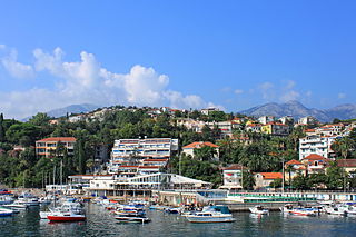 Widok na miasto z portu w Herceg Novi 01.jpg