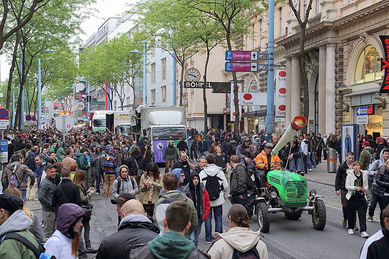 File:Wien - Hanfwandertag 2014.JPG