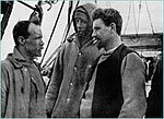 Frank Wild (gauche) et Ernest Joyce (droite) avec un membre non identifié de l'équipage.