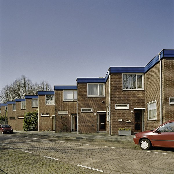 File:Zaagtandwoningen bestaande uit L-vormige woonblokken met overhoeks geplaatste eengezinswoningen - Amsterdam - 20409130 - RCE.jpg