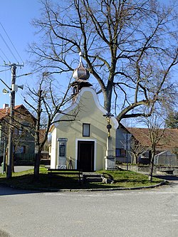 Kaple sv. Jana Nepomuckého na návsi v Zahorčicích