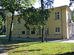 Zespół pałacowy - pałac (bok) - Garbów, gmina Garbów, powiat lubelski, woj. lubelskie ArPiCh A-462.JPG