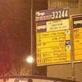 שלט תחנת אוטובוס עם סמל אפיקים במרכז העיר בפתח תקווה.jpg