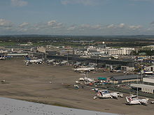 Delantal principal visto desde el aire del muelle C (centro, ahora reemplazado por la Terminal 2) es claramente visible con la rampa de carga y estaciones de mantenimiento de Ryanair.