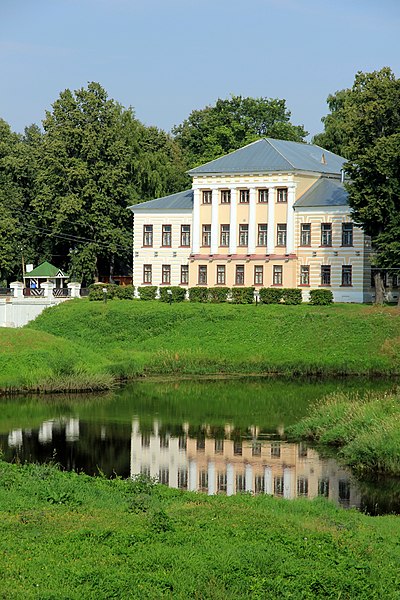 File:Углич. Здание бывшей городской Думы. Вид со стороны ул. Ярославская.jpg