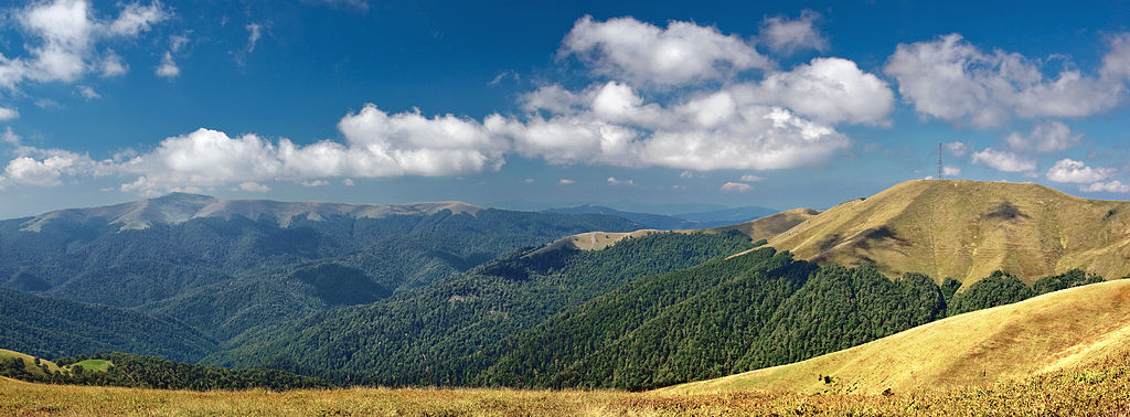 Uholsko-Shirokoluzhansky-Massiv des Karpaten-Biosphärenreservats; UNESCO-Weltnaturerbe in der Ukraine (Foto vom Polonyna Krasna-Kamm). Угольсько-Широколужанський массив Карпатського біосферного заповідника (фото із хребта Полонина Красна)