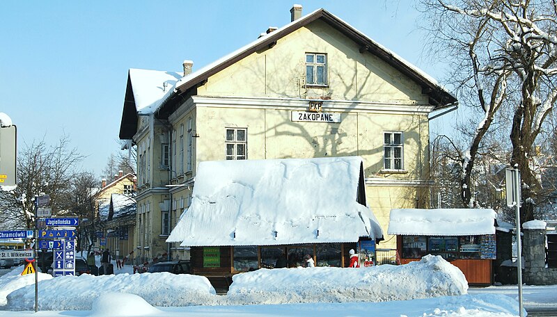 File:ザコパネ駅（Zakopane stacja）.JPG